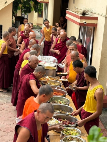 法脈團隊供養色拉寺僧眾飲食